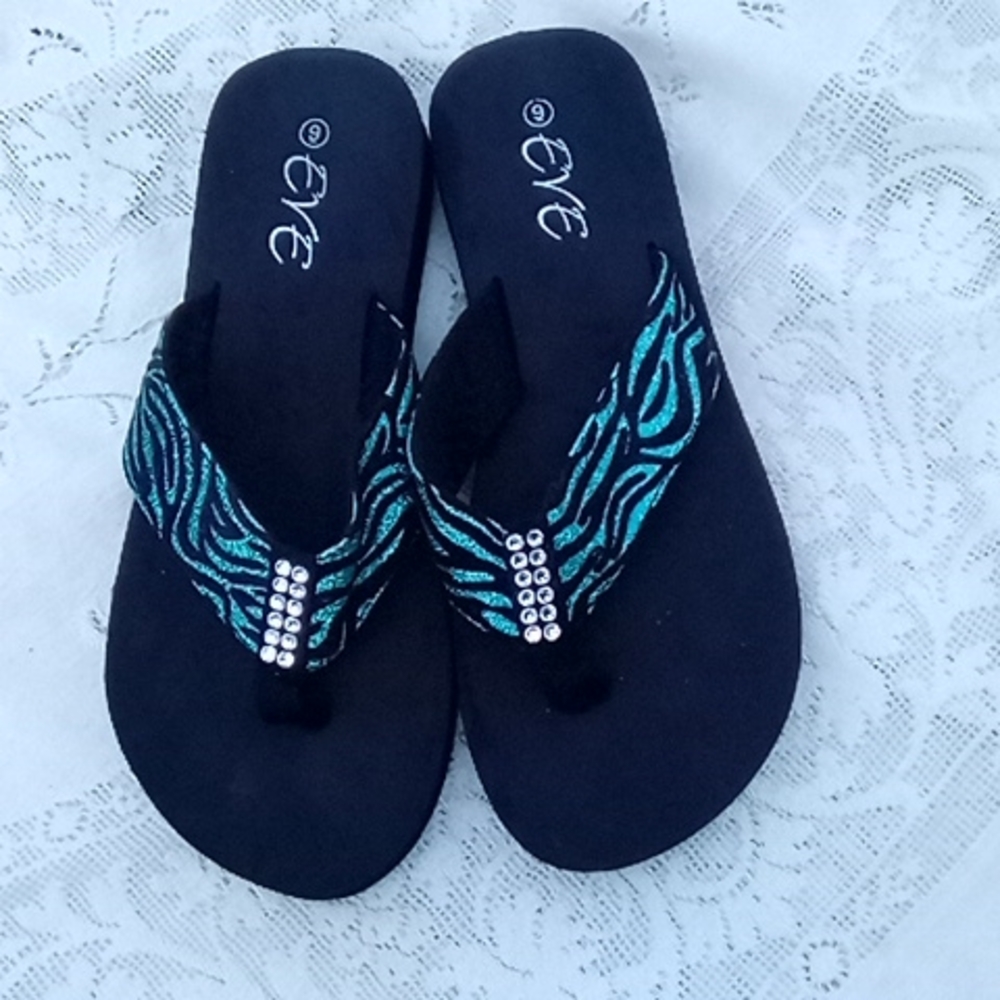 Eve flip flops with Swarovski crystals.